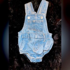 Baby girl jean overalls farmer jeans 0-3 months worn one time old navy